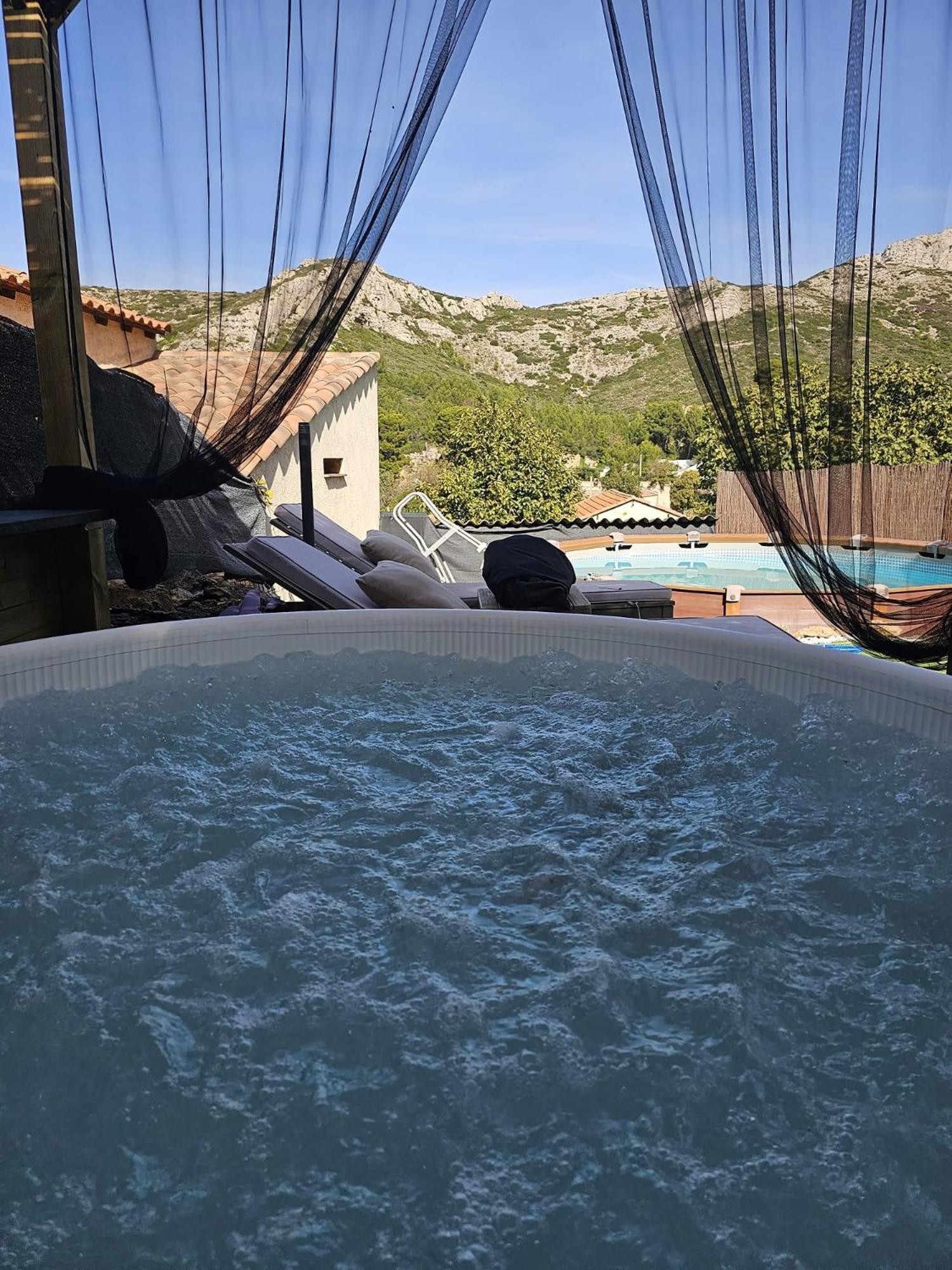 Apartamento Le Nid Des Calanques Et Son Jacuzzi Marsella Exterior foto